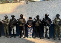 ¡Golpe al narcomenudeo en CDMX! Marina detiene a dos presuntos dealers con cocaína, cristal, marihuana y hasta uniforme policial falso.